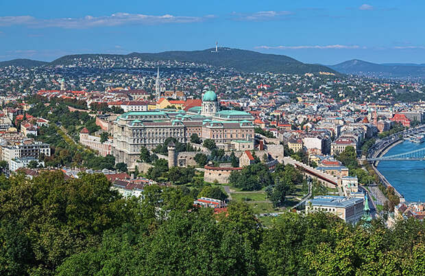 Венгрия начала принимать заявки на «золотые визы»