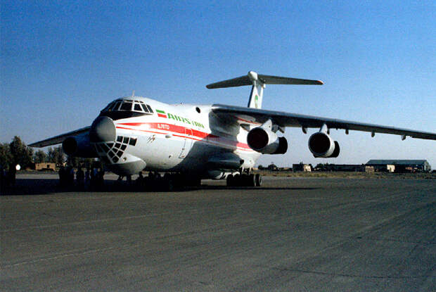 Ил-76 на аэродроме в Кандагаре. 12 августа 1995 года