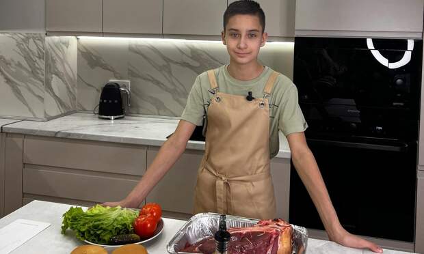 В 7 лет приготовил маффины, а сейчас — популярный фудблогер: что известно о 15-летнем Егоре из Улан-Удэ