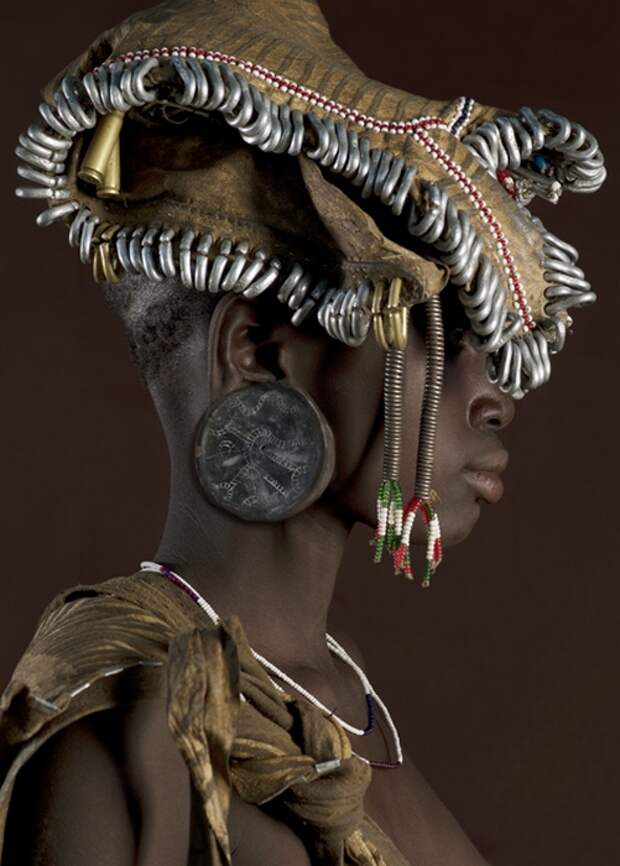 Модница из эфиопского племени.