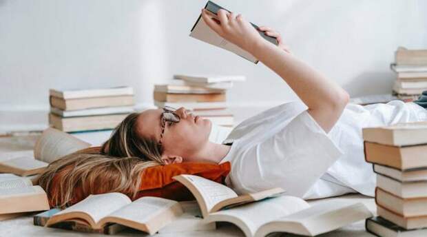 Young Adult имеет ряд особенностей, хоть и не ограничивается жанрами Young Adult имеет ряд особенностей, хоть и не ограничивается жанрами