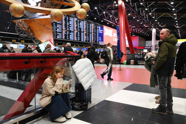 Пассажиры спали на полу без еды и воды в аэропорту России из-за задержек рейсов