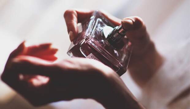 Наносите парфюм на влажную кожу
