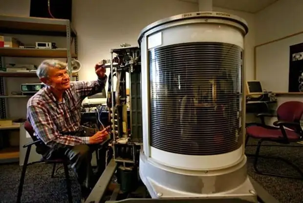 Один из первых жёстких дисков. Объём 5мб. Выпущен в 1956 год Один из первых жёстких дисков. Объём 5мб. Выпущен в 1956 год