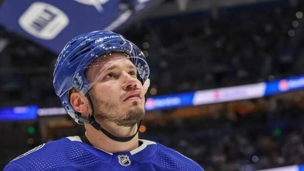 Сергачев подарил 100 клюшек юным воспитанникам «Нефтехимика»