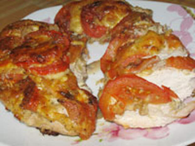 Готовое блюдо из куриной грудки с сыром и помидорами
