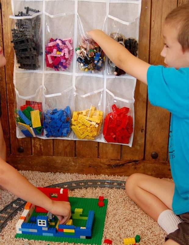 17. «Используйте органайзер для хранения обуви, чтобы рассортировать Лего по цветам» Хитрость, дети, идея, полезно, родители, совет, фантазия