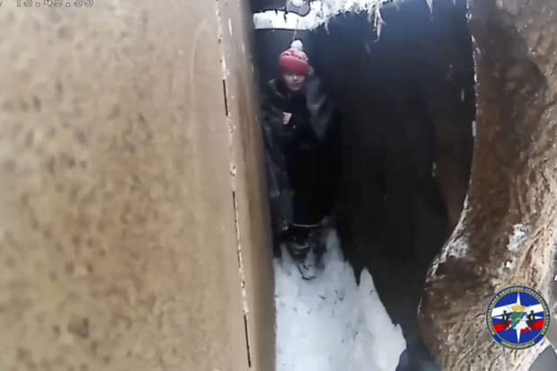 В Новосибирске спасли школьника, застрявшего между гаражами