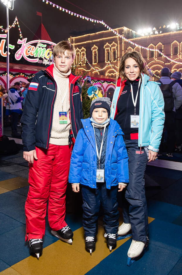 На льду: Надежда Михалкова, Олег Меньшиков и Филипп Киркоров