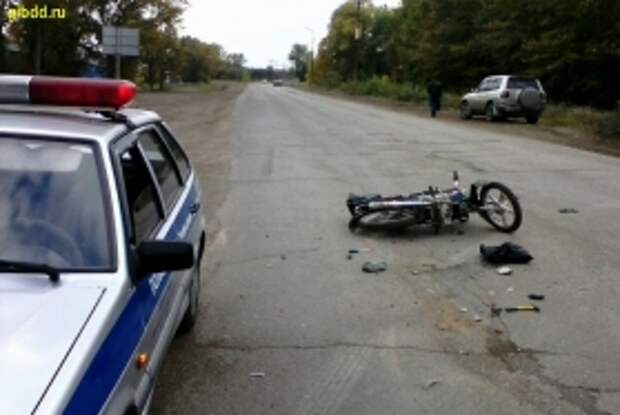 В Уфе скутерист без прав столкнулся с двумя авто,  ...