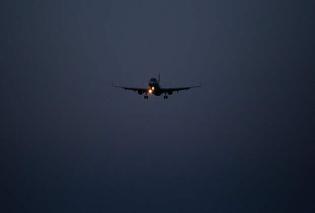 Самолет с сотнями пассажиров аварийно сел в другом городе из-за неприятного запаха