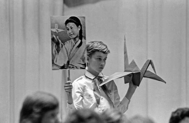 Участник молодежного антивоенного митинга в Доме культуры московской фабрики «Буревестник» во время минуты молчания в память о японской девочки Садако Сасаки и других детях, погибших во время атомной бомбардировки в Японии, июнь 1984 года