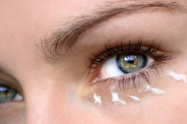 10 секретов правильного ухода за кожей вокруг глаз, чтобы выглядеть моложе