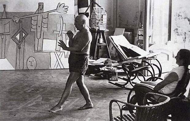 Пикассо танцует перед Жаклин Рок, вилла Калифорния, Канны, 1957.