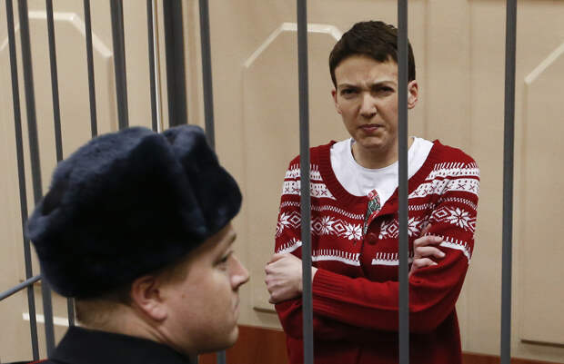 Избежала тюрьмы, обвинений в провалах на фронте и авиаудара. Что известно о помилованной Путиным украинской летчице Савченко?