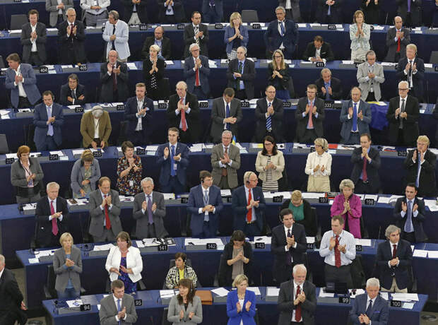 Члены Европейского парламента стоя аплодировали после голосования по соглашению европейско-украинской ассоциации в Европейском парламенте в Страсбурге 16 сентября 2014 г. (Reuters/Винсент Кесслер)