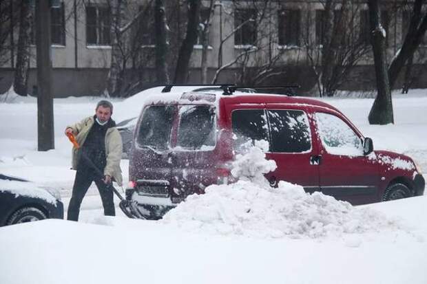 Петербуржцам рассказали, как правильно раскапывать авто после снегопада