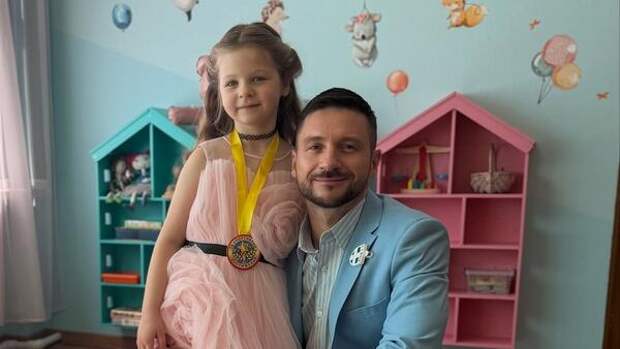 Лазарев показал тайную дочь на утреннике в школе — неприятность испортила улыбку