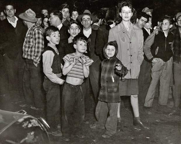 Weegee - At an East Side murder, 1943