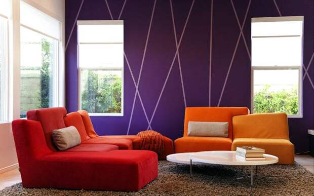 фиолетовая стена с белыми полосами, красный диван