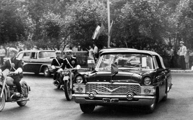 Советские «Чайки» стали одним из главных автомобилей для правительства СССР и стран Восточного блока. | Фото: mib55.livejournal.com.