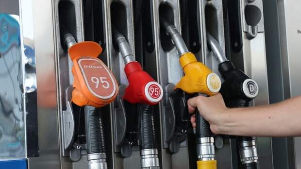 В Госдуме предложили запретить продавать бензин подросткам