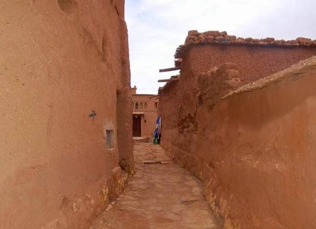 Узкие извилистые улочки, проходящие сквозь арки, были покрыты пальмовыми листьями (Ксар Айт-Бен-Хадду, Марокко). 