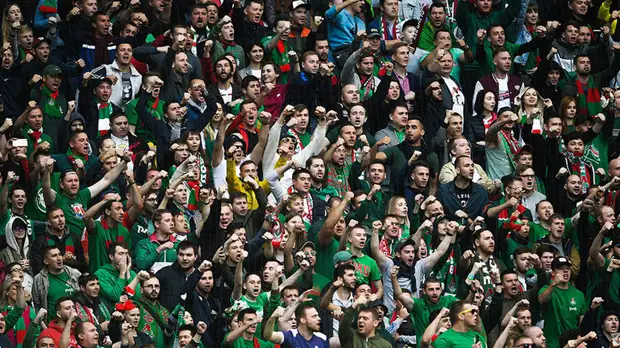 Фанатский протест, песни про Ленинград и послание Фарфану: что происходило вокруг матча за Суперкубок России по футболу