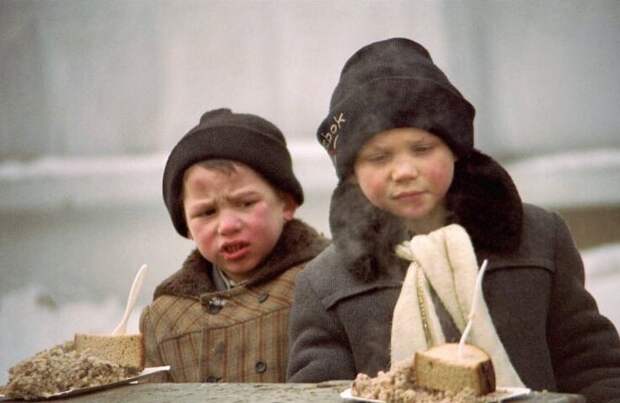 17. Бездомные дети получают благотворительный обед, Москва, 1995 год 17. Бездомные дети получают благотворительный обед, Москва, 1995 год