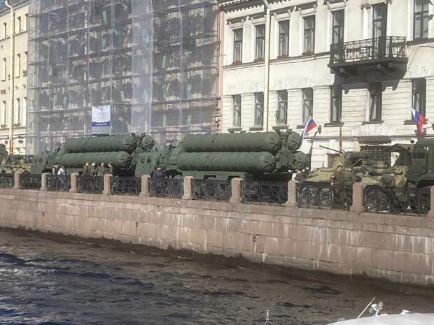 Петербуржцам напомнили про перекрытия улиц на репетиции и Парад Победы