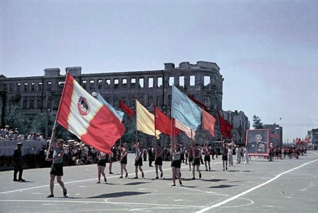 Первый послевоенный спортивный парад в Сталинграде, 1945 год 1945, парад, сталинград