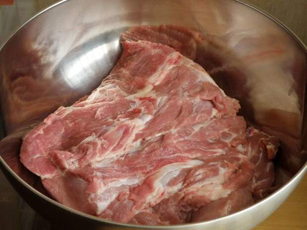 Мясо промыть, обсушить и положить в емкость для замачивания. пошаговое фото этапа приготовления буженины