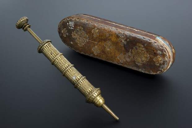 Латунный шприц с футляром, 1601-1630 годы
