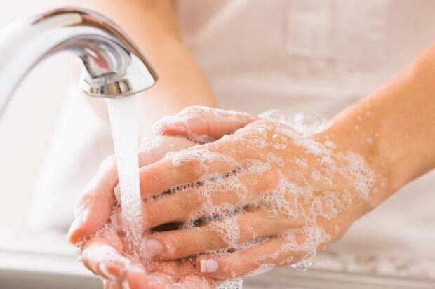 Слишком быстро, слишком горячо: 10 ошибок при мытье рук, которые делают почти все