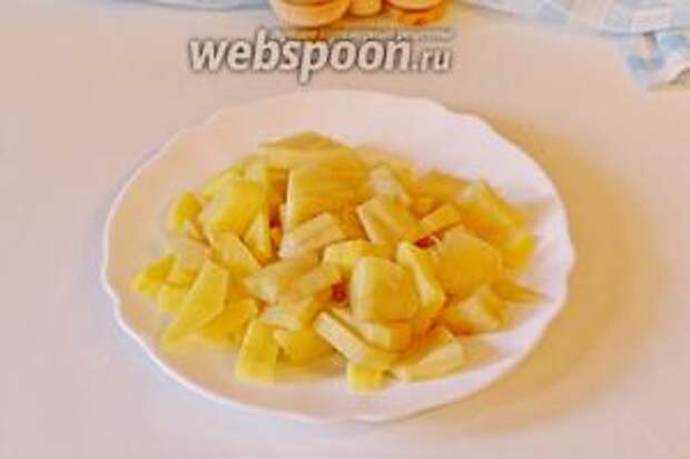 И небольшим кубиком картофель.