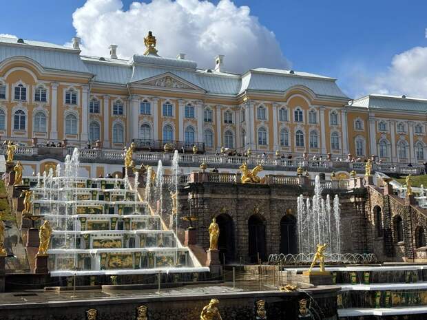 В Петергофе закрыли парки из-за плохой погоды