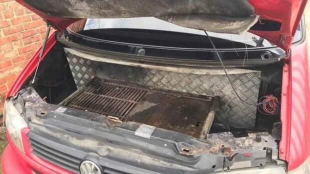 Из Volkswagen Transporter сделали уникальный кемпер с мангалом под капотом Volkswagen Transporter, transporter, volkswagen, авто, дом на колесах, кемпер, самоделка, фургон