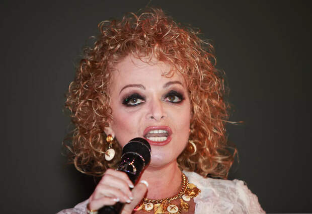 Избушка, козочка и коровы: Ларисе Долиной предложили пожизненное проживание на ферме