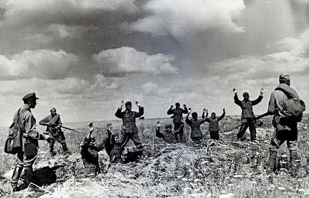 Оккупанты сдаются в плен, фото 1943 года.