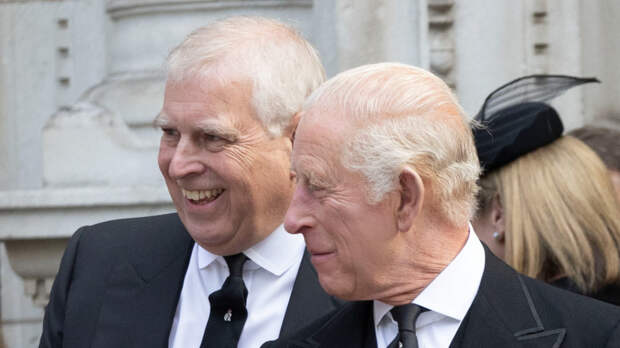 Вернуть уважение: почему король Карл до сих пор не лишил брата Эндрю титула принца
