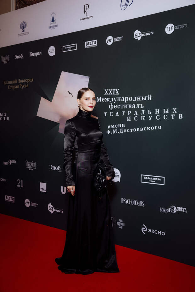 На подмостках: Юлия Хлынина, Олеся Судзиловская и Михаил Пореченков