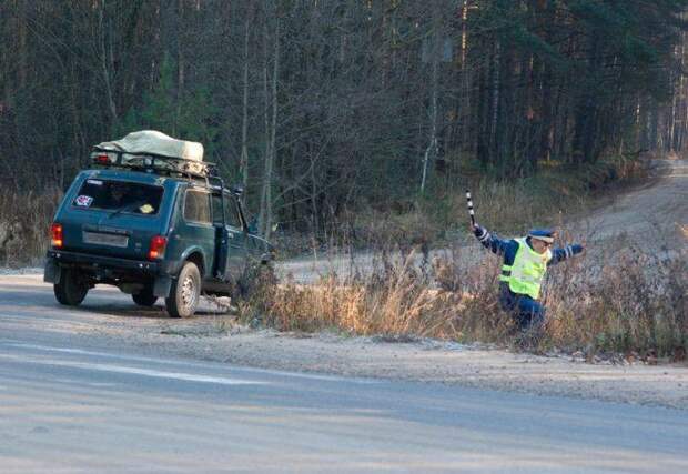 А вот когда оштрафовал одного, срочно нужно бежать в засаду, чтобы не заметили другие автовладельцы гаи, гибдд, засада, ловушка, смешно, фото