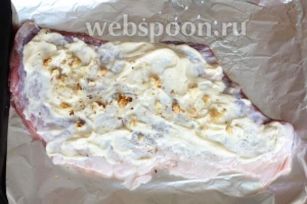Раскладываем очищенные грецкие орехи.