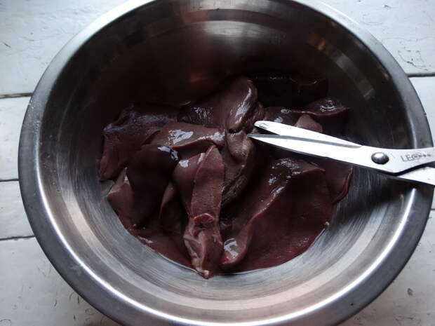 Простая, но очень вкусная и оригинальная закуска из печени и еврейского салата