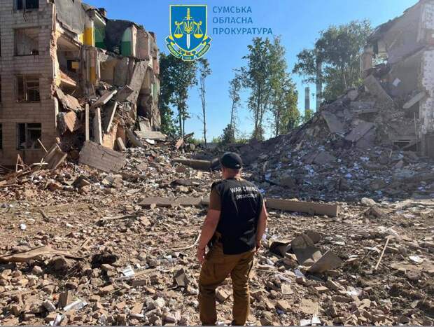 Украинские силовики опубликовали снимки из города Сумы, где накануне российским ракетным ударом было разрушено...