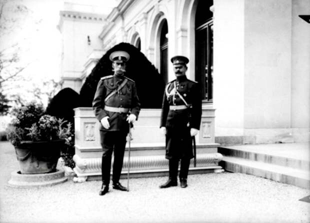 Министр Императорского Двора граф В.Б. Фредерикс со своим зятем Дворцовым комендантом генералом В.Н. Воейковым idy_14.jpg
