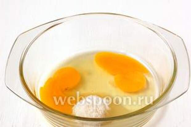 Для теста соединить 2 яйца и 3 столовых ложки сахара.