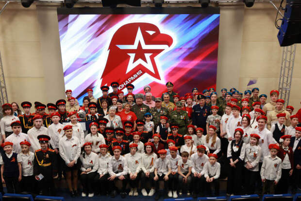 Школьники Кузбасса торжественно вступили в ряды военно-патриотического движения «Юнармия»