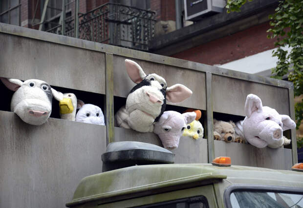 Каждый сходит с ума по-своему: но все в восторге Многие поклонники такого рода искусства уже спорят о разных толкованиях инсталляции. Кто-то видит в ней протест против жестокости пищевой индустрии, кто-то - личные переживания самого бунтаря Бэнкси, который, по слухам, сам когда-то работал водителем подобного грузовичка. Интересное в мире, истории, новости