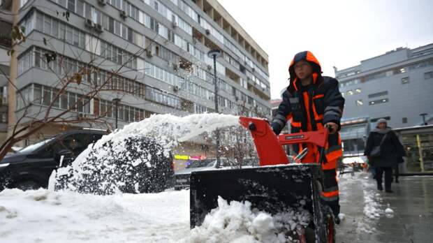 Коммунальные службы Подмосковья ликвидируют последствия ночного снегопада
